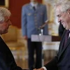 Tổng thống Cộng hòa Séc Milos Zeman (phải) và Thủ tướng mới được chỉ định, ông Jiri Rusnok. (Ảnh: AP)