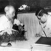Chủ tịch Hồ Chí Minh làm việc với giáo sư Trần Đại Nghĩa, khi đó là một trí thức trở về từ nước Pháp. (Ảnh: TL)