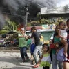 Cư dân Philippines lánh nạn sau khi quân Hồi giáo tấn công vào Zamboanga ngày 13/9. (Nguồn: Reuters)