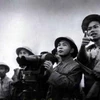 Đại tướng Võ Nguyên Giáp (giữa) quan sát trận địa Điện Biên Phủ lần cuối trước khi nổ súng. (Ảnh: TTXVN)
