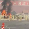 Xe Jeep bốc cháy ở Quảng trường Thiên An Môn. (Nguồn: Twitter)
