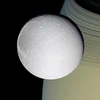 Dione, một vệ tinh của sao Thổ (Nguồn: Internet)