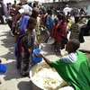 Trẻ em Somalia nhận lương thực cứu trợ tại Mogadishu. (Nguồn: AFP/TTXVN)