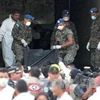 Cảnh sát thu thập các xác chết trong vụ cháy ở Honduras (Nguồn: AFP)