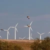 Các máy phát điện bằng sức gió tại một cánh đồng năng lượng gió ở Altay, Trung Quốc. (Nguồn: THX/TTXVN)