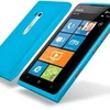 Lumia 900 có vỏ ngoài bằng sợi carbon tổng hợp (Ảnh: Nokia) 