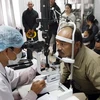 Khám sàng lọc để phẫu thuật miễn phí cho các bệnh nhân bị các bệnh về mắt. (Ảnh: Trần Lê Lâm/Vietnam+) 