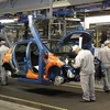 Công nhân làm việc trong nhà máy của PSA Peugeot Citroen. (Nguồn: Reuters)