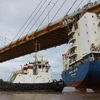 Tàu Vinashin Orient Hai Phong INO 9385568 bị mắc kẹt vào gầm cầu Bính năm 2010. (Ảnh: Tuấn Anh/TTXVN)