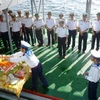 Nghi thức tưởng niệm các liệt sỹ ở Trường Sa được tổ chức trên boong tàu HQ 936 (Nguồn: Internet). 