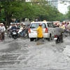 Mỗi khi mưa lớn, nhiều tuyến đường ở Hà Nội lại ngập nước. (Ảnh: Doãn Tấn/TTXVN).