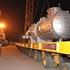 Các bồn áp lực đang được bốc xếp lên tàu để xuất khẩu sang nước Turkmenistan. (Ảnh: Đăng Lâm/TTXVN)