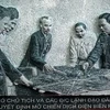 Tác phẩm khắc đá "Chủ tịch Hồ Chí Minh và các đồng chí lãnh đạo Đảng quyết định mở chiến dịch Điện Biên Phủ" của nghệ nhân Triệu Hoàng Giang (Ảnh: Minh Hải/TTXVN)