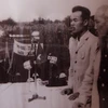 Ông Nguyễn Sinh Quế được chụp ảnh với Bác Hồ trong lần thứ hai Bác về thăm quê (Nguồn: Internet)