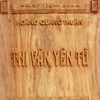 Một phần bìa Sách độc bản « Thi Vân yên Tử » bằng gỗ gụ (Nguồn: Vietbook)