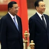 Thủ tướng Campuchia Hun Sen (trái) và Thủ tướng Trung Quốc Ôn Gia Bảo trong lễ tiếp đón tại Đại lễ đường Nhân dân ngày 13/12/2011. Ảnh minh họa. (Nguồn: Getty Images) 
