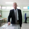 Thủ tướng Hy Lạp Panagiotis Pikrammenos bỏ phiếu tại điểm bầu cử ở Athens ngày 17/6. (Nguồn: THX/TTXVN)