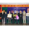 Phó Chủ tịch Quốc hội Uông Chu Lưu trao Huân chương Độc lập Hạng Ba cho Ban Biên tập Ảnh. (Ảnh: Doãn Tấn/TTXVN)