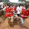 Nhân viên cứu hộ chuyển thi thể nạn nhân lở đất ở quận Bulambuli, Uganda, tháng 8/2011. Ảnh minh họa (Nguồn: THX/TTXVN)