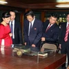 Đoàn đại biểu Ủy ban TƯ Mặt trận Dân chủ Thống nhất Tổ quốc Triều Tiên do ông KimWan Su dẫn đầu thăm nơi ở và làm việc của Chủ tịch Hồ Chí Minh. (Ảnh : Nguyễn Dân /TTXVN)