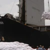 Bốc xếp gạo xuất khẩu tại cảng Đồng Nai. (Ảnh: Hà Thái/TTXVN)