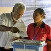 Chủ tịch Đảng Quốc đại tái thiết Timor Leste (CNRT) Xanana Gusmao (trái) bỏ phiếu tại điểm bầu cử ở thủ đô Dili ngày 7/7. (Ảnh: AFP/ TTXVN)