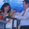 Bộ trưởng Bộ Tài chính Vương Đình Huệ trao giải đặc biệt cho đại diện Tập đoàn Bảo Việt (Ảnh: Hà Huy Hiệp/Vietnam+)