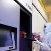 Kỹ thuật viên làm việc tại nhà máy của ASML (Nguồn: Bloomberg.com)