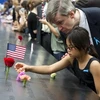 Đặt hoa tưởng niệm các nạn nhân vụ khủng bố 11/9 tại Khu vực số 0 ở New York. Ảnh minh họa (Nguồn: AFP/TTXVN)