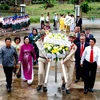 Câu lạc bộ đồng hương người Việt tại Xiêng Khoảng dâng hoa kính viếng tại Nghĩa trang liệt sỹ liên quân Lào - Việt (Ảnh: Hoàng Chương/Vietnam+) 
