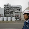 Một công nhân đứng tại nhà máy điện Kawasaki của TEPCO. (Nguồn: Reuters)
