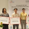 Đại diện HSBC trao tặng tài trợ giúp trẻ em có hoàn cảnh khó khăn ở các làng trẻ em SOS (Ảnh: Hà Huy Hiệp/Vietnam+)