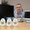 Nhà phát minh Brian O’Reilly và các sản phẩm "trứng năng lượng" tiết kiệm điện của anh.(Ảnh: Daily Mail).