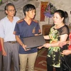 Bà Hoàng Thị Hồng, Chủ tịch Hội Doanh nhân nữ Thái Bình tặng Lưu Thế Anh bộ máy vi tính. (Nguồn: baothaibinh.com.vn)