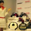 Người mẫu của Toshiba HA bên cạnh robot quét nhà thế hệ mới SmarboV. (Ảnh: Hữu Thắng/Vietnam+) 