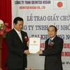 Ông Phạm Thuyên, Trưởng ban quản lý Khu kinh tế Hải Phòng trao giấy chứng nhận đầu tư cho TGĐ Công ty TNHH dầu nhờn Idemitsu VN. (Ảnh: Minh Thu/Vietnam+)