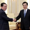 Thủ tướng TQ Ôn Gia Bảo (phải ) có cuộc gặp với Phó Chủ tịch Ủy ban Quốc phòng Triều Tiên Jang Song Thaek (trái). (Nguồn: THX-TTXVN).