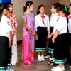 Cô giáo và học sinh trường Nguyễn Du tại Lào trong ngày đầu năm học. (Ảnh: Hoàng Chương/Vietnam+).