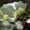 Du khách tham quan khu du lịch sinh thái Tràng An, Ninh Bình. Ảnh minh họa. (Ảnh Đình Huệ/TTXVN)