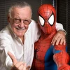 Stan Lee bên cạnh đứa con tinh thần Spider-Man. (Nguồn: get-game.net).