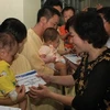 Công đoàn TTXVN thăm hỏi, trao quà Trung thu cho các cháu bệnh nhi ở Viện Bỏng Quốc gia. (Ảnh: Nguyễn Thủy/TTXVN).