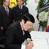 Chủ tịch nước Trương Tấn Sang ghi sổ tang. (Ảnh: Nguyễn Khang/ TTXVN).