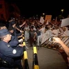 Cảnh sát ngăn dòng người biểu tình bên ngoài tòa nhà Quốc hội ở thủ đô Kuwait City ngày 15/10. (Nguồn: AFP/ TTXVN)