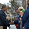 Tổng thống Barack Obama thăm nạn nhân bão Sandy tại khu trại tạm ở Brigantine. (Nguồn: AFP/TTXVN).