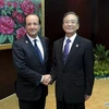 Thủ tướng Trung Quốc Ôn Gia Bảo và Tổng thống Pháp Francois Hollande gặp gỡ bên lề hội nghị ASEM 9. (Nguồn: news.xinhuanet.com).