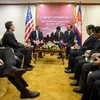 Bộ trưởng Quốc phòng Campuchia Tea Banh (phải) gặp gỡ Bộ trưởng Quốc phòng Mỹ Leon Panetta (trái) bên lề Hội nghị hẹp Bộ trưởng Quốc phòng ASEAN. (Nguồn: AFP/TTXVN).