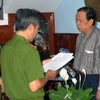 Cơ quan CSĐT Công an Bình Định đọc lệnh khám xét nhà của ông Trần Tín Kiệt năm 2009. (Nguồn:phapluattp.vn)