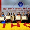 Phó Chủ tịch nước Nguyễn Thị Doan trao Cúp của Hội Thầy thuốc trẻ Việt Nam và bằng khen của Bộ Y tế cho 10 thầy thuốc tiêu biểu năm 2012. (Ảnh: Dương Ngọc/TTXVN)