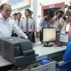 Phó Thủ tướng Nguyễn Xuân Phúc thăm hỏi nhân viên ga Sài Gòn.(Ảnh: Hoàng Tuấn/Vietnam+)