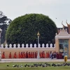 Các nhà sư xếp hàng trước Vương cung chờ vào viếng cựu Hoàng Norodom Sihanouk. (Ảnh: Xuân Khu/Vietnam+)